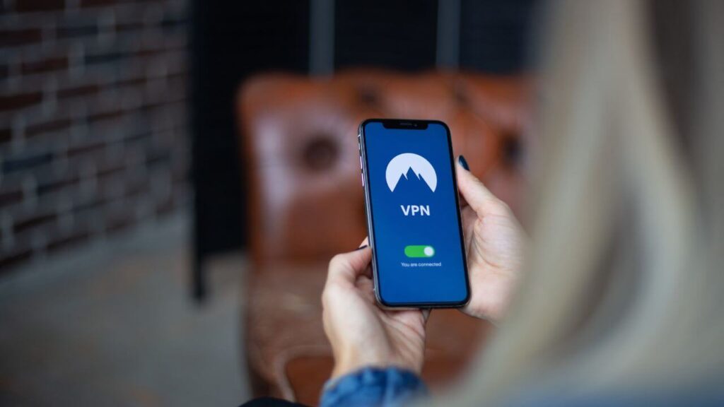 Descubra o que é VPN no celular, como usar, desativar e evitar multas. Aprenda sobre VPNs grátis, segurança e privacidade online de forma eficaz.